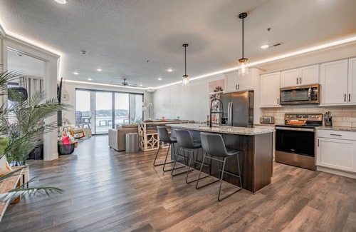 Osage Beach Condominio | Fun Miami inspired Oasis on The Lake! Easy access to everything- Pet friendly