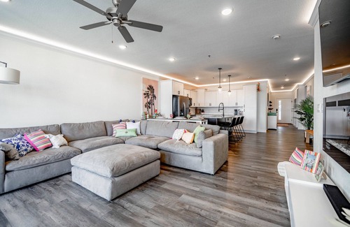 Osage Beach Condominio | Fun Miami inspired Oasis on The Lake! Easy access to everything- Pet friendly