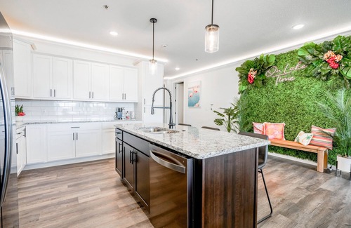 Osage Beach Condominio | Fun Miami inspired Oasis on The Lake! Easy access to everything- Pet friendly