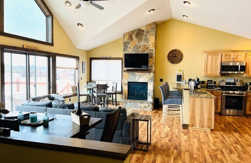 New Lisbon Casa | Fun on the Beach, minutes from Castle Rock Lake! EV friendly too! -Hot Tub-!