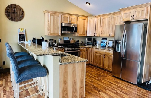New Lisbon Casa | Fun on the Beach, minutes from Castle Rock Lake! EV friendly too! -Hot Tub-!