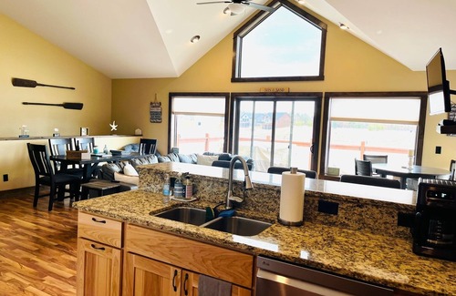 New Lisbon Casa | Fun on the Beach, minutes from Castle Rock Lake! EV friendly too! -Hot Tub-!