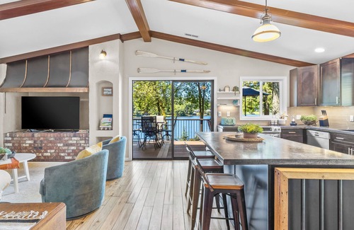 Olympia Casa | Fun on the lake at the Black Lake Chalet
