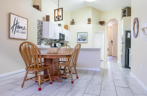 Lake Berkley Villa | Fun Packed 5 Bedroom Villa PoolSpa Game Room