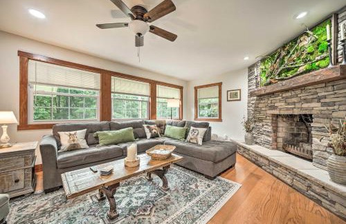 Highlands Casa | Fun Pet-Friendly Highlands Retreat with Fenced Yard!