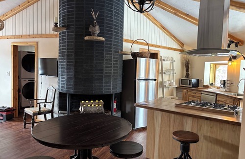 Grand Lake Cabaña | Fun-sized 3-bedroom cottage on the river, plus hot tub. Pet-Friendly!