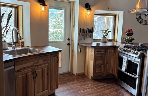 Grand Lake Cabaña | Fun-sized 3-bedroom cottage on the river, plus hot tub. Pet-Friendly!