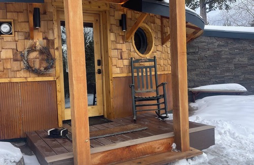 Grand Lake Cabaña | Fun-sized 3-bedroom cottage on the river, plus hot tub. Pet-Friendly!