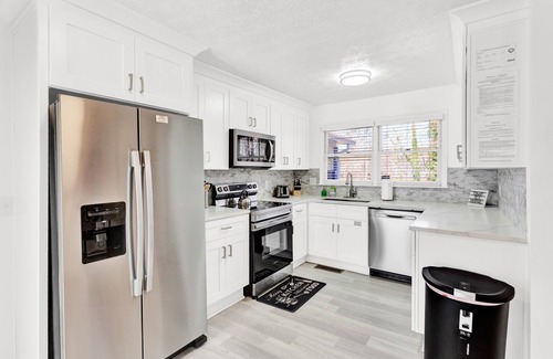 Fairburn Casa | Fun Spacious 3-level vacation home with Foosball,Sauna,BBQ,HotTub &SUMMER:Pool