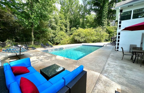 Fairburn Casa | Fun Spacious 3-level vacation home with Foosball,Sauna,BBQ,HotTub &SUMMER:Pool