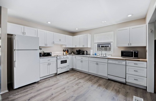 Boulder Hill Casa | Fun, Spacious, NO STAIRS, Garage, WIFI, Sleeps 8max – Ideal for Families & Crews