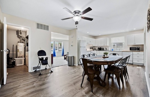 Boulder Hill Casa | Fun, Spacious, NO STAIRS, Garage, WIFI, Sleeps 8max – Ideal for Families & Crews