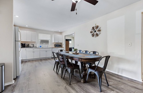 Boulder Hill Casa | Fun, Spacious, NO STAIRS, Garage, WIFI, Sleeps 8max – Ideal for Families & Crews