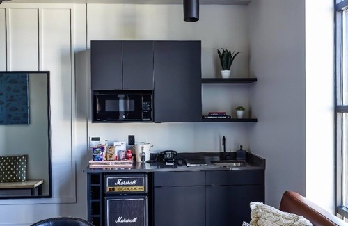 East Nashville Casa | Funky Boutique Room w/Floor-to-Ceiling Views Near Nashville Sights!