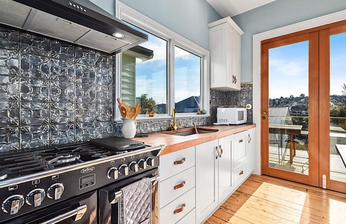 South Launceston Cabaña | Funky cottage in South