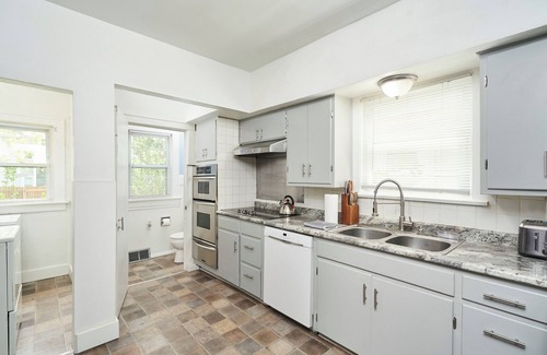 West Akron Casa | Funky Fabulous Fun House - 5 Bedrooms