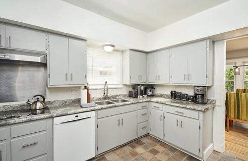 West Akron Casa | Funky Fabulous Fun House - 5 Bedrooms