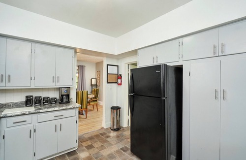 West Akron Casa | Funky Fabulous Fun House - 5 Bedrooms