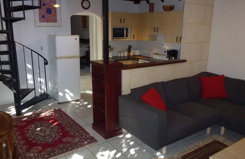 South Fremantle Apartamento | Funky apartamento grande de una cama con balcón y excelente comedor al aire libre