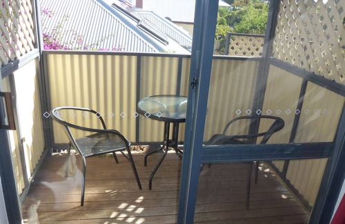 South Fremantle Apartamento | Funky apartamento grande de una cama con balcón y excelente comedor al aire libre