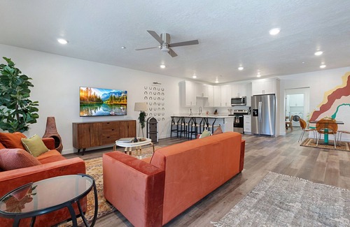 Hildale Apartamento | Funky Retreat: 3BR/2BA Full of Amenities: Pool, Hot Tub, Sauna, 1 Hr to Zion