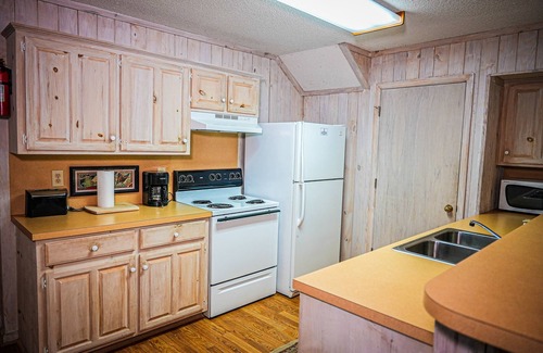 Pine Mountain Chalet De Esquí | Fur babies welcome in this wooded view chalet!