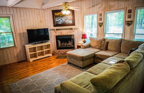 Pine Mountain Chalet De Esquí | Fur babies welcome in this wooded view chalet!