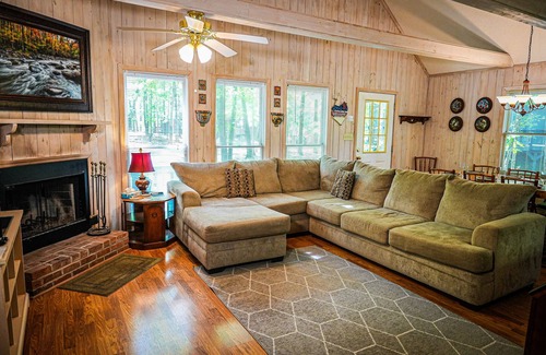 Pine Mountain Chalet De Esquí | Fur babies welcome in this wooded view chalet!