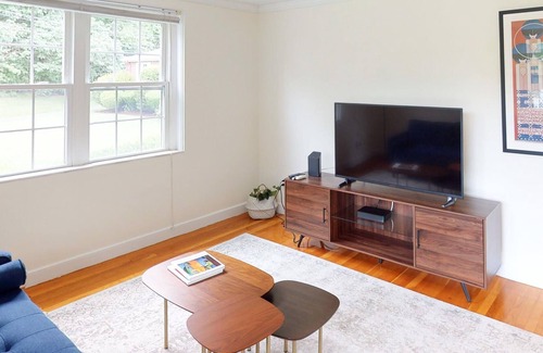 Lexington Apartamento | Furnished 1BR in Historical Lexington + Parking