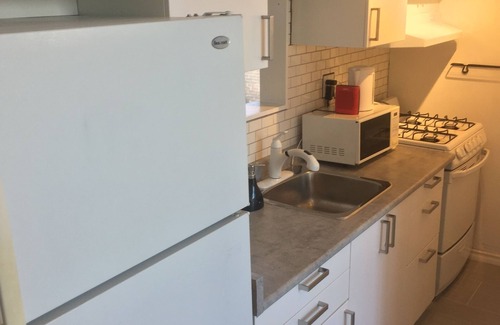 Palmerston - Little Italy Apartamento | Furnished 2 bedroom flat on 3rd Floor of downtown family home. Walk everywhere!