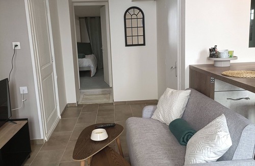 Fontenay-le-Comte Apartamento | Furnished 2-room apartment downtown