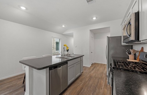 Spring Casa | Furnished 3 bedrooms, 7 miles from IAH airport, pets welcome!