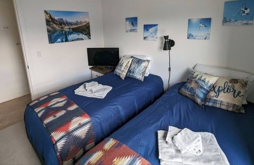 Revelstoke Condominio | Furnished, 3 month min 3 Bd PENTHOUSE, deck, hot tub, Mack Plaza