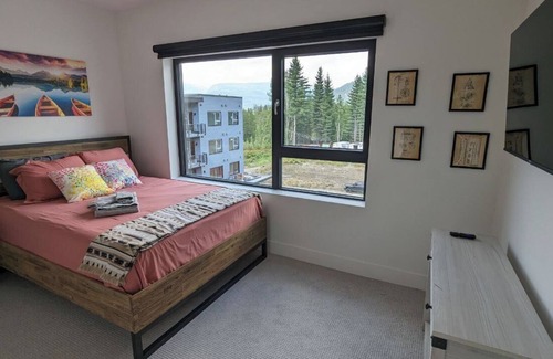 Revelstoke Condominio | Furnished, 3 month min 3 Bd PENTHOUSE, deck, hot tub, Mack Plaza