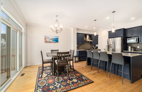 Ottawa Division Casa | Furnished 4 Bedroom House in Ottawa sleeps 8