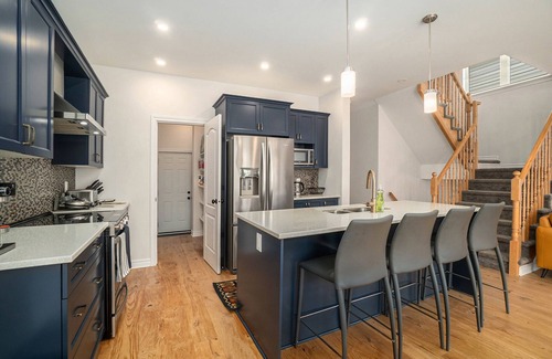 Ottawa Division Casa | Furnished 4 Bedroom House in Ottawa sleeps 8