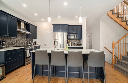 Ottawa Division Casa | Furnished 4 Bedroom House in Ottawa sleeps 8