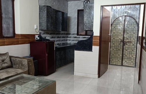 Pashim Vihar Apartamento | Furnished Apt near Action Balaji Hospital Paschim Vihar