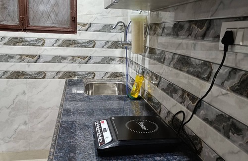 Pashim Vihar Apartamento | Furnished Apt near Action Balaji Hospital Paschim Vihar