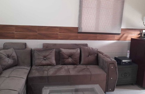 Pashim Vihar Apartamento | Furnished Apt near Action Balaji Hospital Paschim Vihar