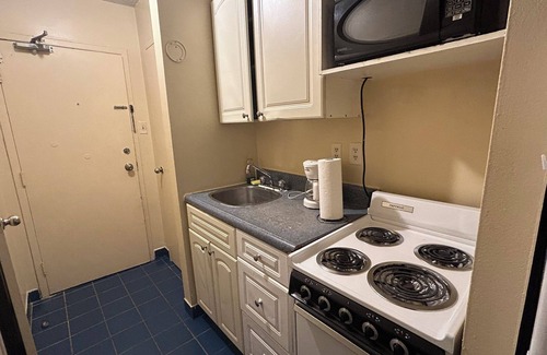 Garden District Apartamento | Furnished bachelor studio near Dundas/College Station, Toronto Metropolitan Uni.