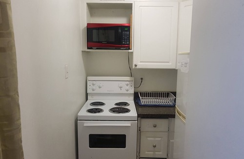 Garden District Apartamento | Furnished bachelor studio near Dundas/College Station, Toronto Metropolitan Uni.