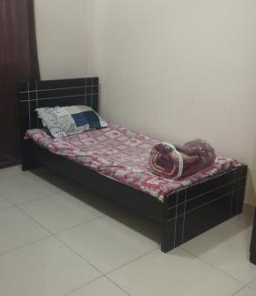 Al Qasimia Apartamento | Furnished bad space for females