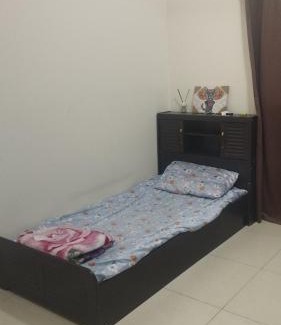Al Qasimia Apartamento | Furnished bad space for females