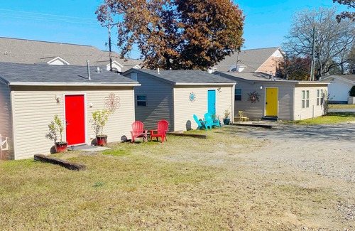 Lakeland Apartamento | Furnished Blue door Studio home central- near restaurants, shopping and Lake