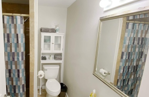 Lakeland Apartamento | Furnished Blue door Studio home central- near restaurants, shopping and Lake