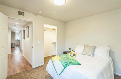 Harlow Apartamento | Furnished Cozy Retreat Minutes from Autzen Stadium