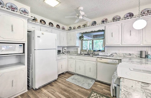 Hot Springs Village Cabaña | Furnished Deck w/ Views: Hot Springs Cottage