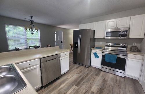 Greensboro Casa | Furnished rooms available with WiFi in Greensboro