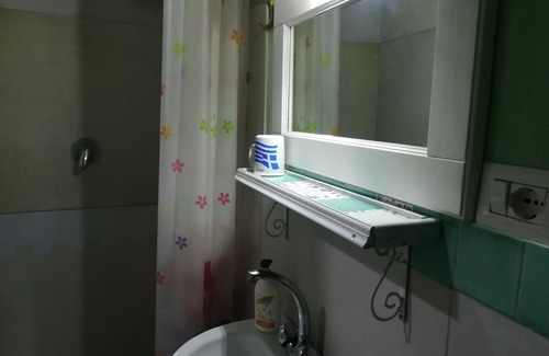 Castel San Giorgio Apartamento | Estudio amueblado (cama doble) con TV y baño privado.